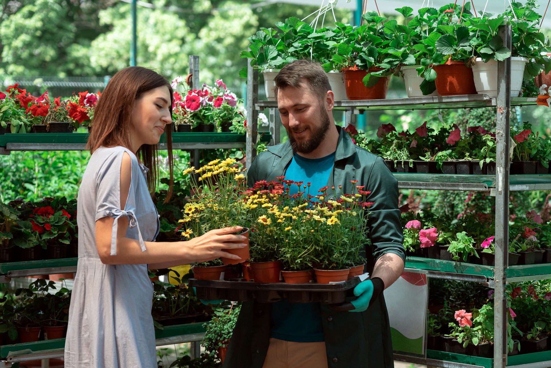 Persönliche Beratung beim Blumenkauf im Gartencenter